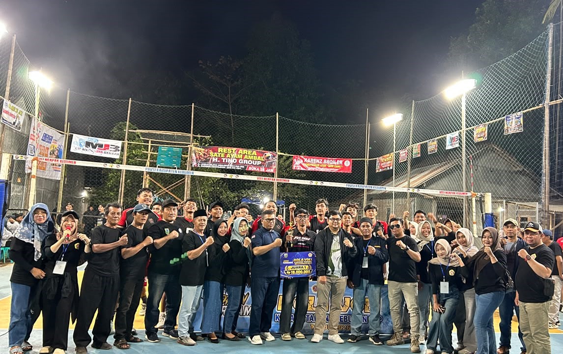 Penyerahan Piala dan Hadian Pemenang Turnamen Bola Voli