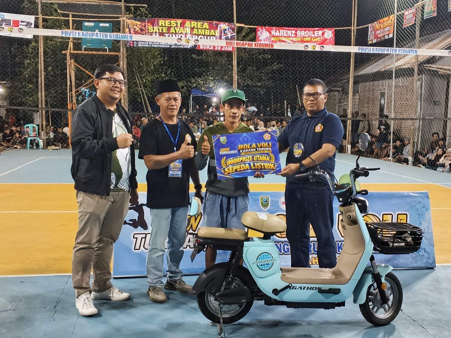 Penyerahan Doorprice Sepeda Listrik kepada salah Satu Penonton
